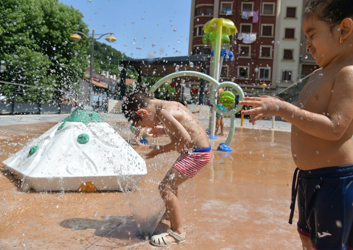 Imagen secundaria 1 - «Hasta el agua sale caliente, es muy difícil refrescarse a 37 grados»