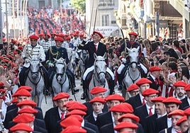 Las calles de Irun se han llenado para disfrutar del Alarde tradicional.