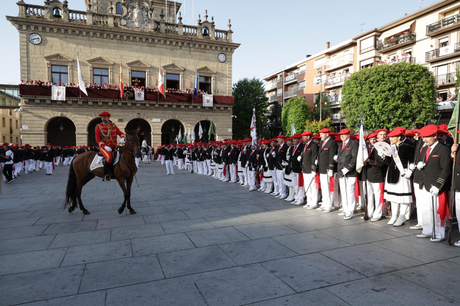 Emoción, sol y calor en el Alarde tradicional