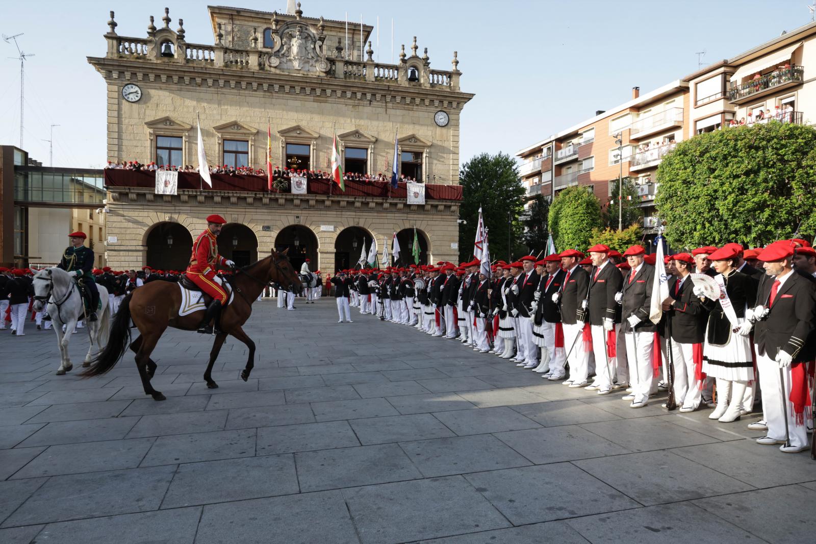 Emoción, sol y calor en el Alarde tradicional