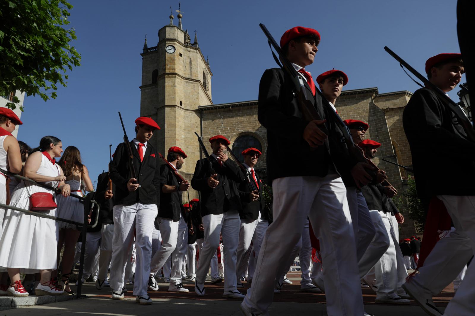 Emoción, sol y calor en el Alarde tradicional