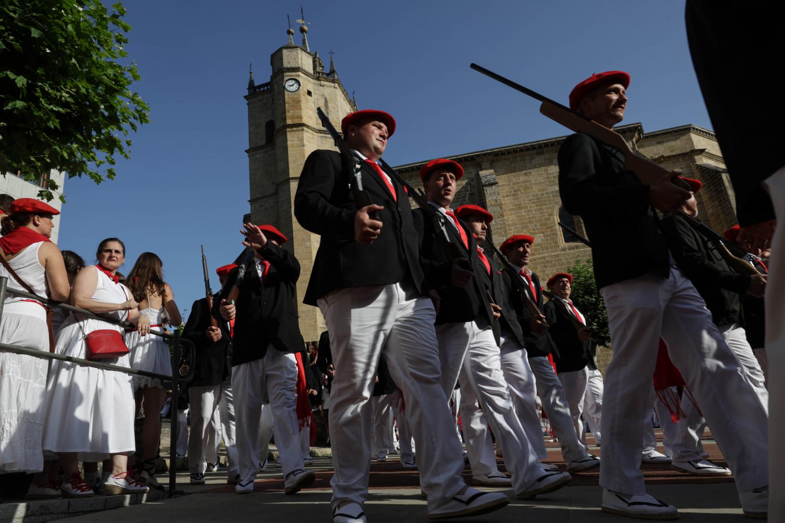 Emoción, sol y calor en el Alarde tradicional