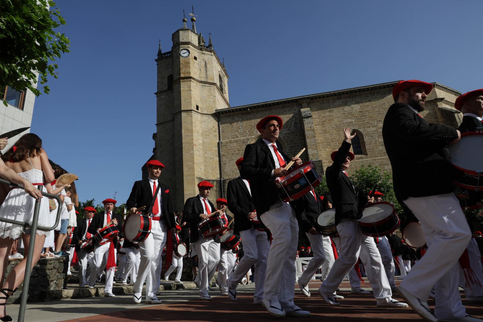 Emoción, sol y calor en el Alarde tradicional