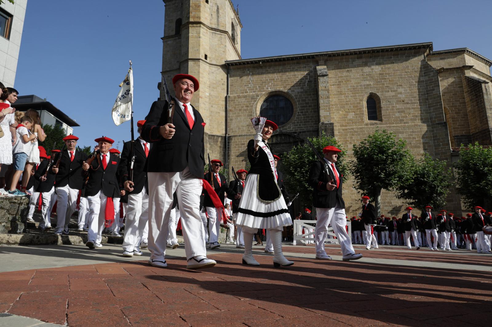 Emoción, sol y calor en el Alarde tradicional