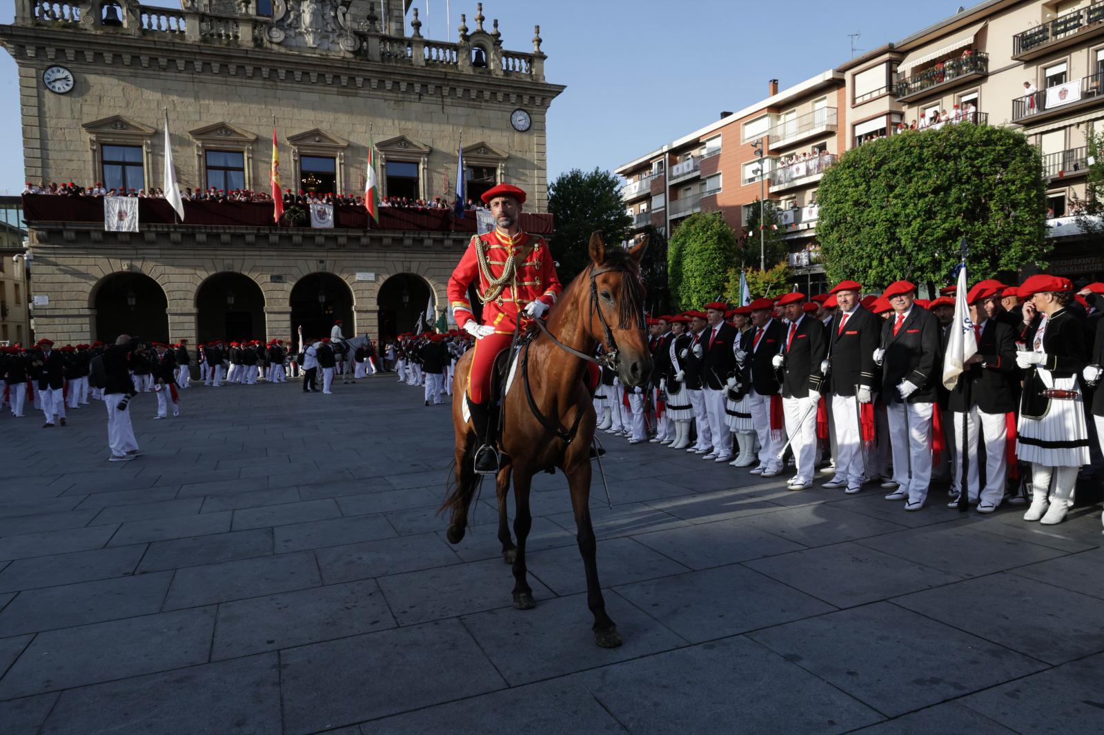 Emoción, sol y calor en el Alarde tradicional