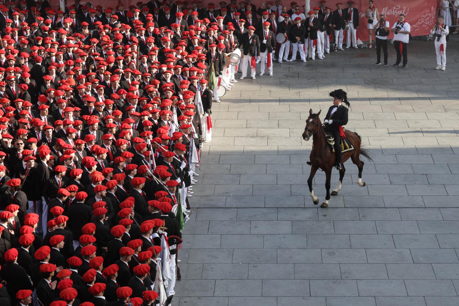 Emoción, sol y calor en el Alarde tradicional