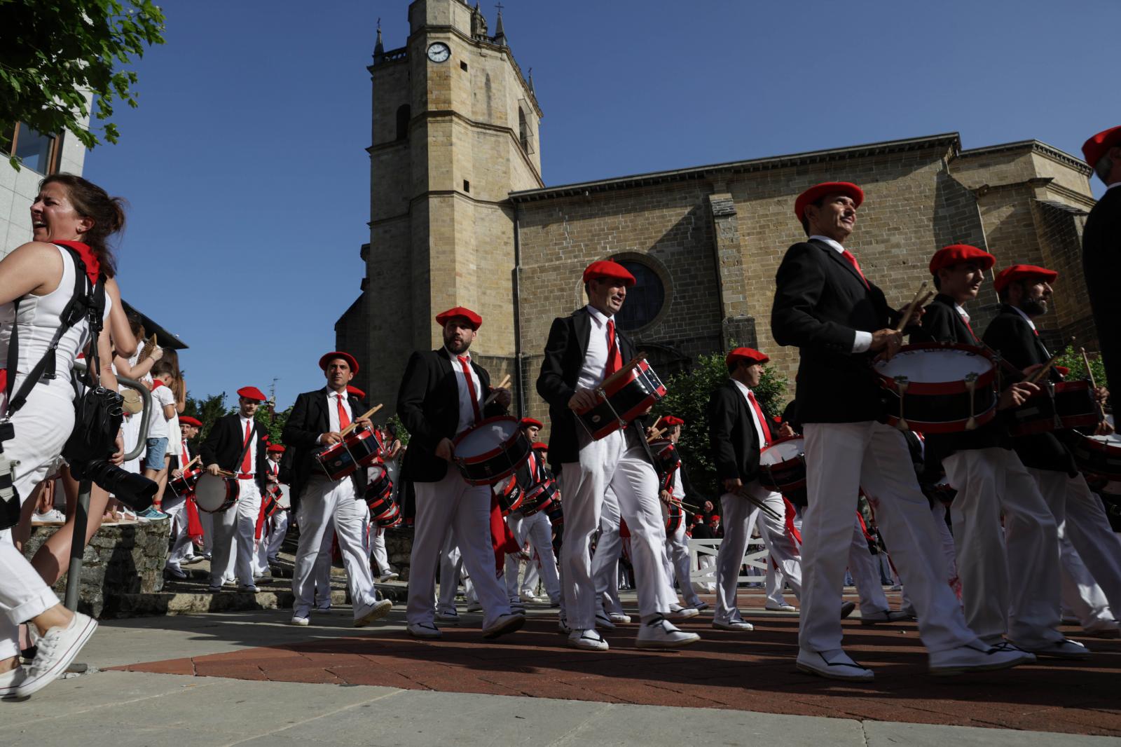 Emoción, sol y calor en el Alarde tradicional