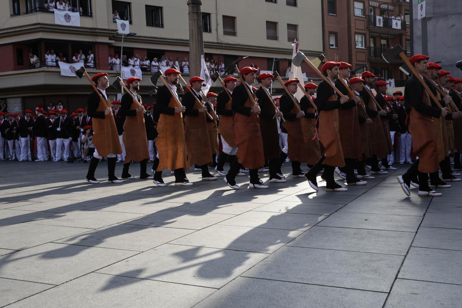 Emoción, sol y calor en el Alarde tradicional
