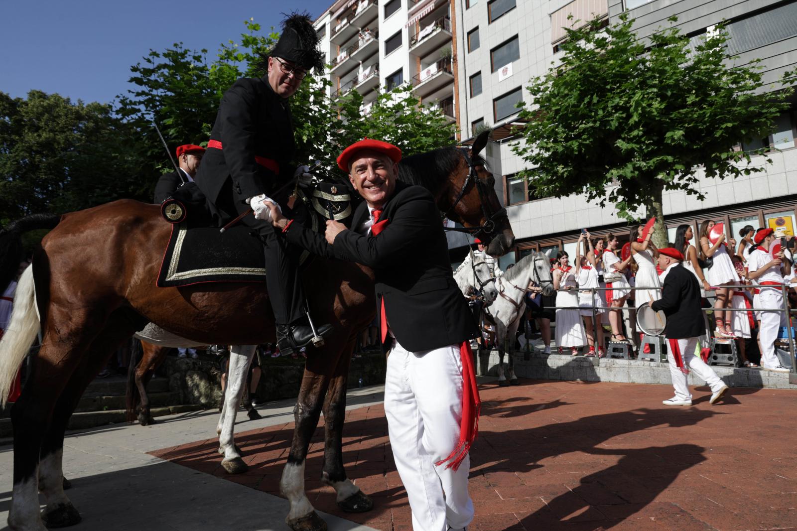 Emoción, sol y calor en el Alarde tradicional