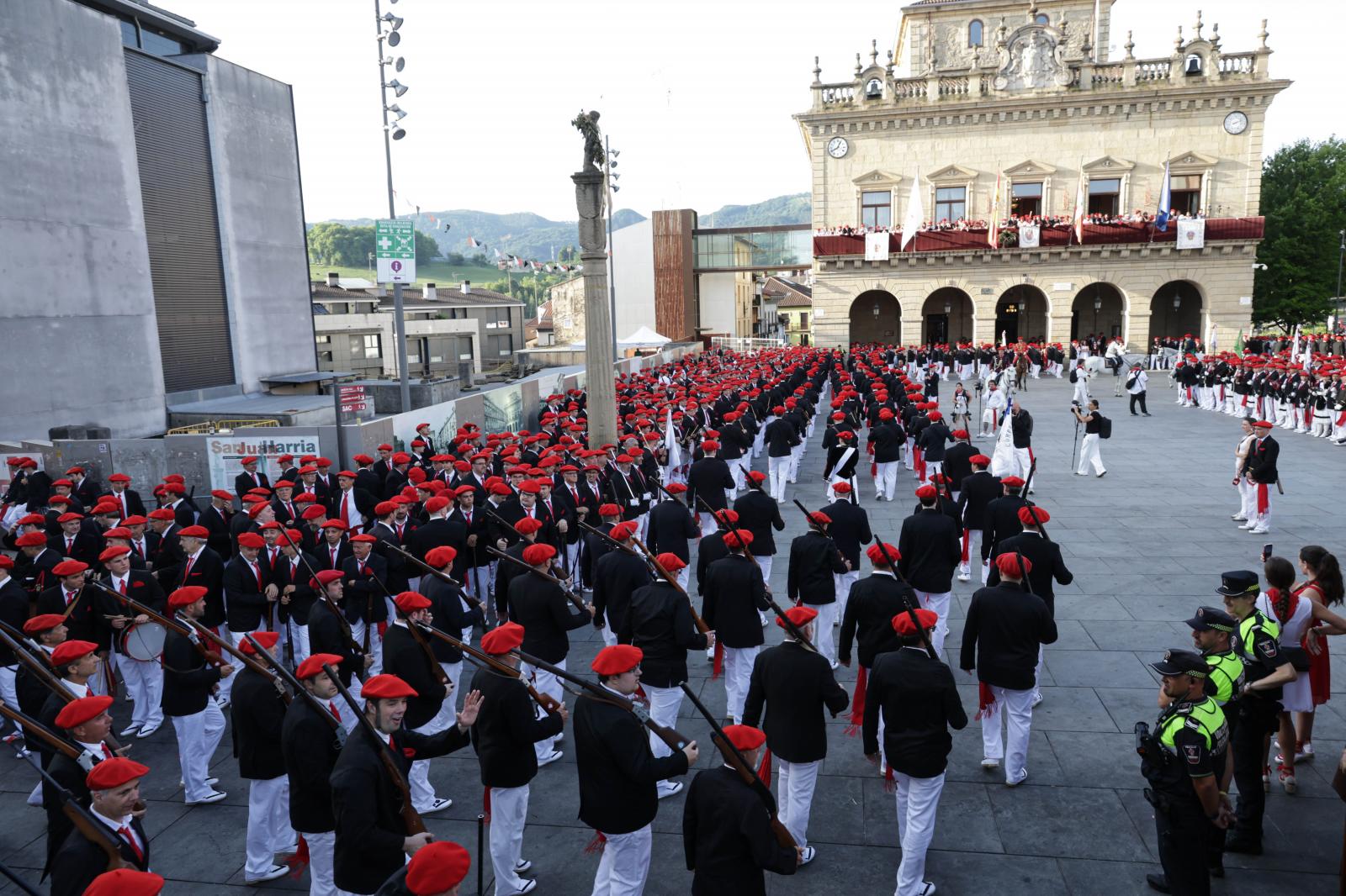 Emoción, sol y calor en el Alarde tradicional