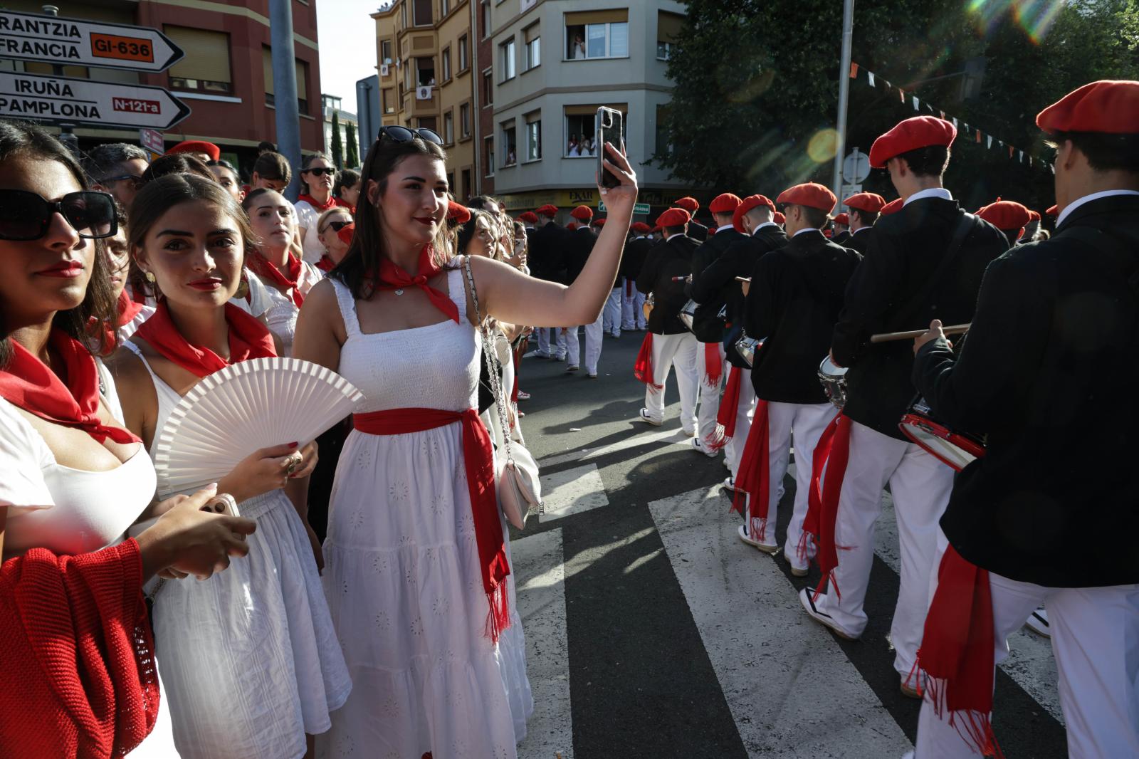 Emoción, sol y calor en el Alarde tradicional