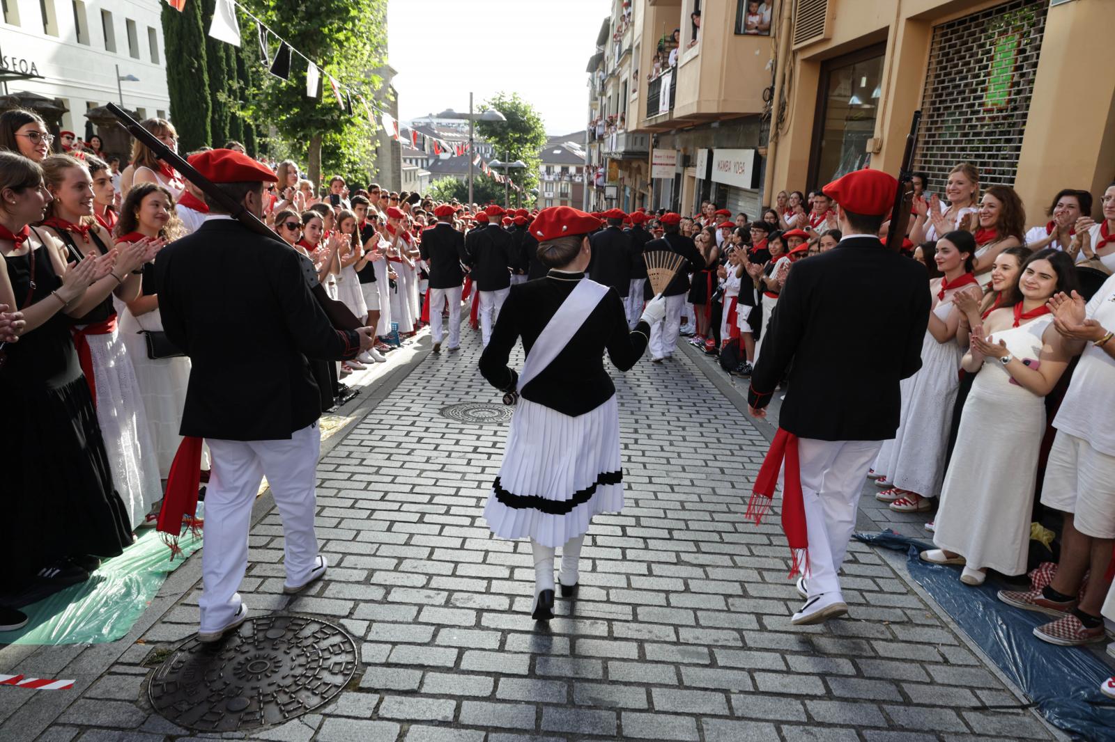 Emoción, sol y calor en el Alarde tradicional