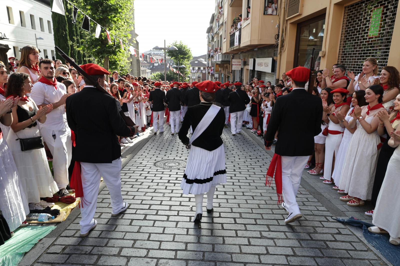 Emoción, sol y calor en el Alarde tradicional