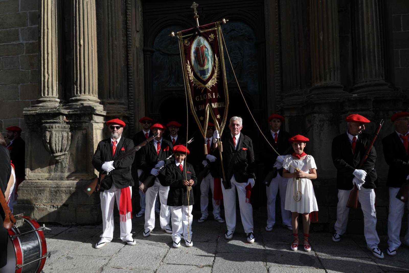 Emoción, sol y calor en el Alarde tradicional