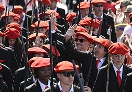 El Alarde público desfila bajo un intenso sol