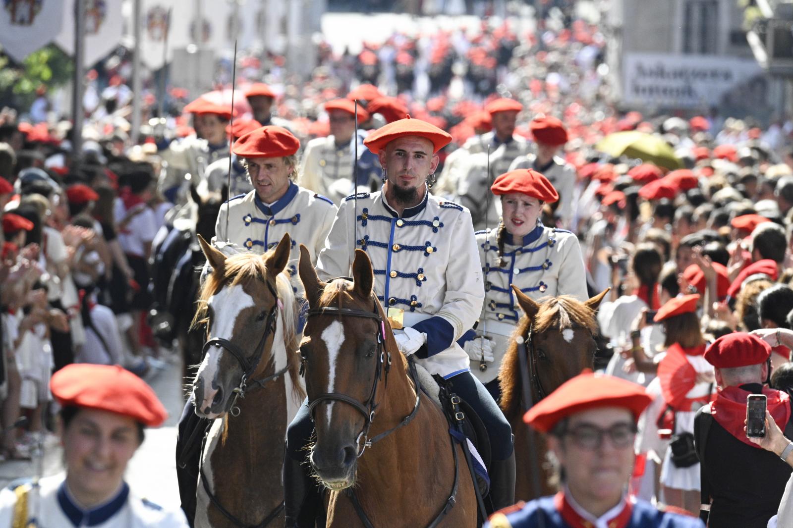El Alarde público desfila bajo un intenso sol