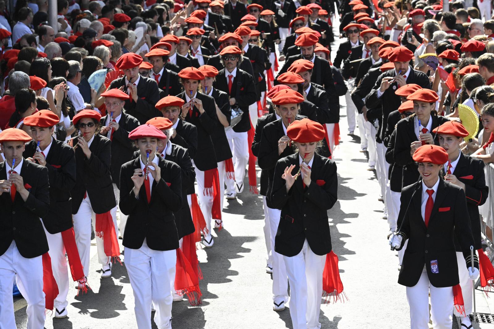 El Alarde público desfila bajo un intenso sol