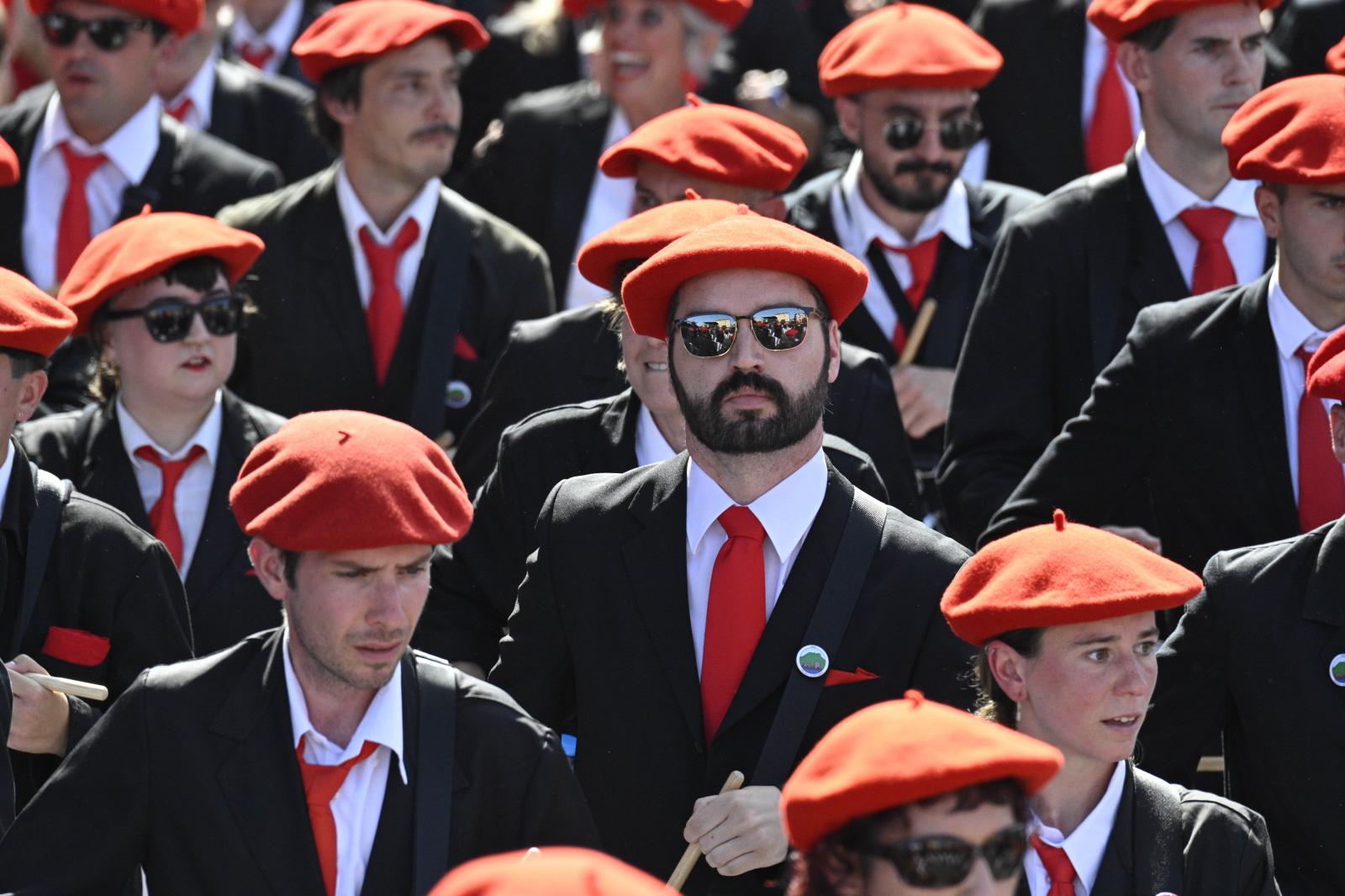 El Alarde público desfila bajo un intenso sol