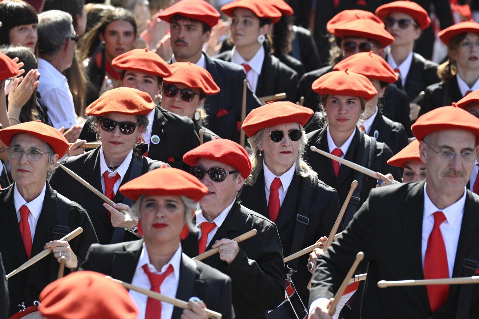 El Alarde público desfila bajo un intenso sol