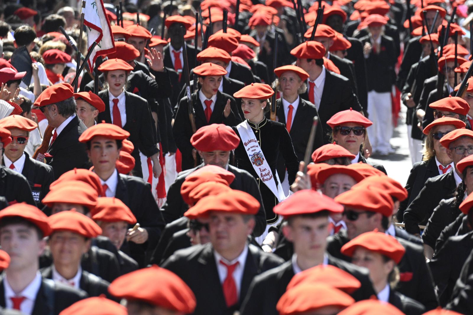 El Alarde público desfila bajo un intenso sol