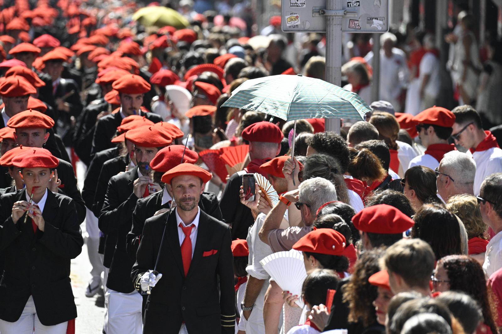 El Alarde público desfila bajo un intenso sol