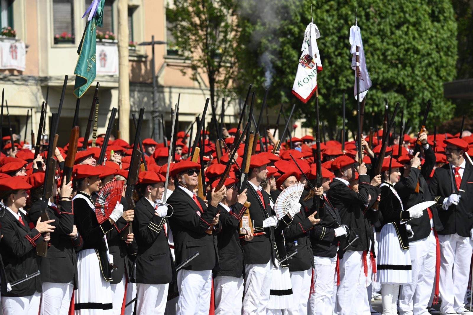 El Alarde público desfila bajo un intenso sol