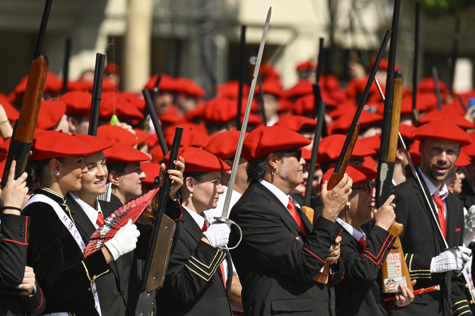 El Alarde público desfila bajo un intenso sol