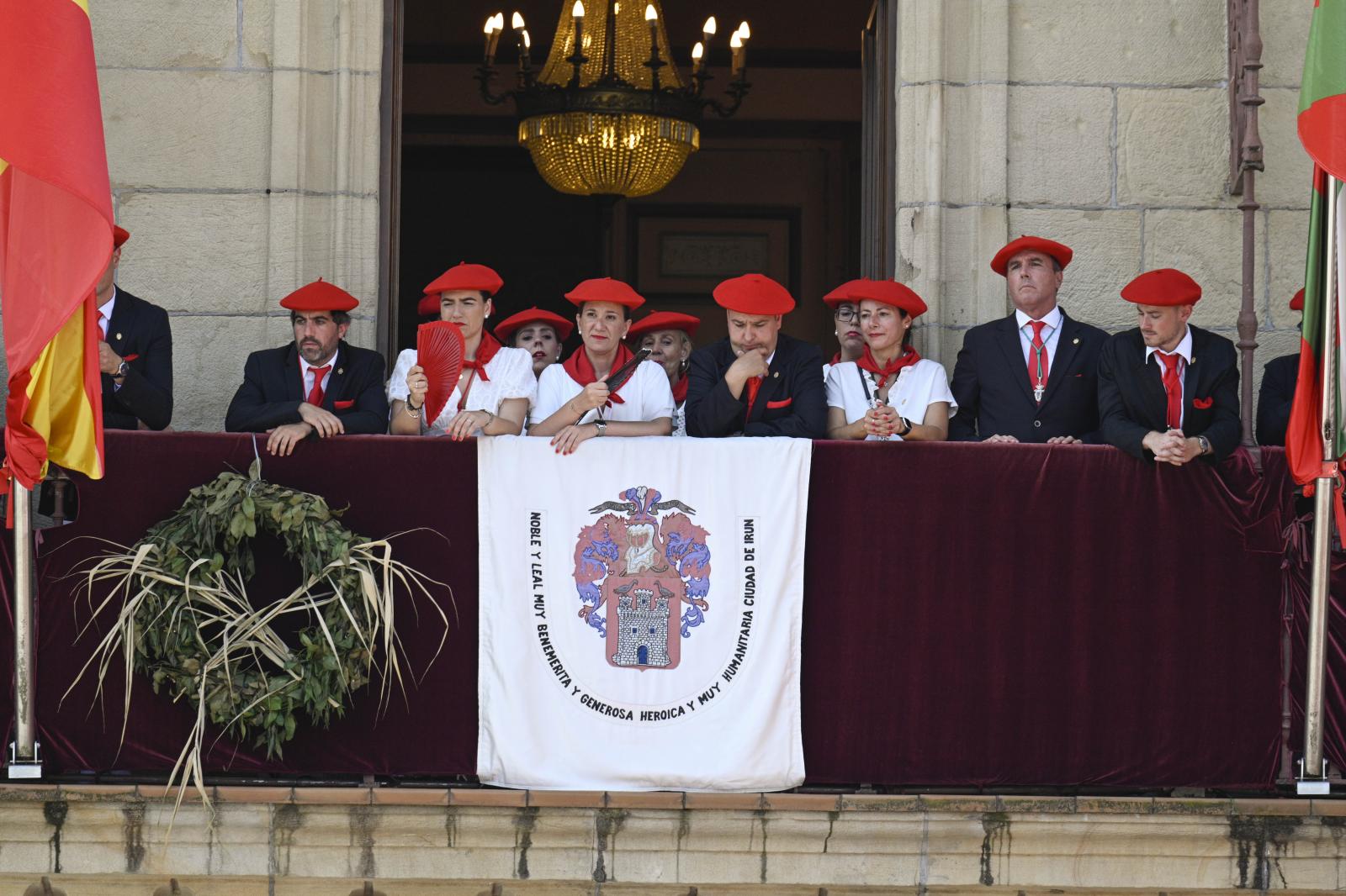 El Alarde público desfila bajo un intenso sol