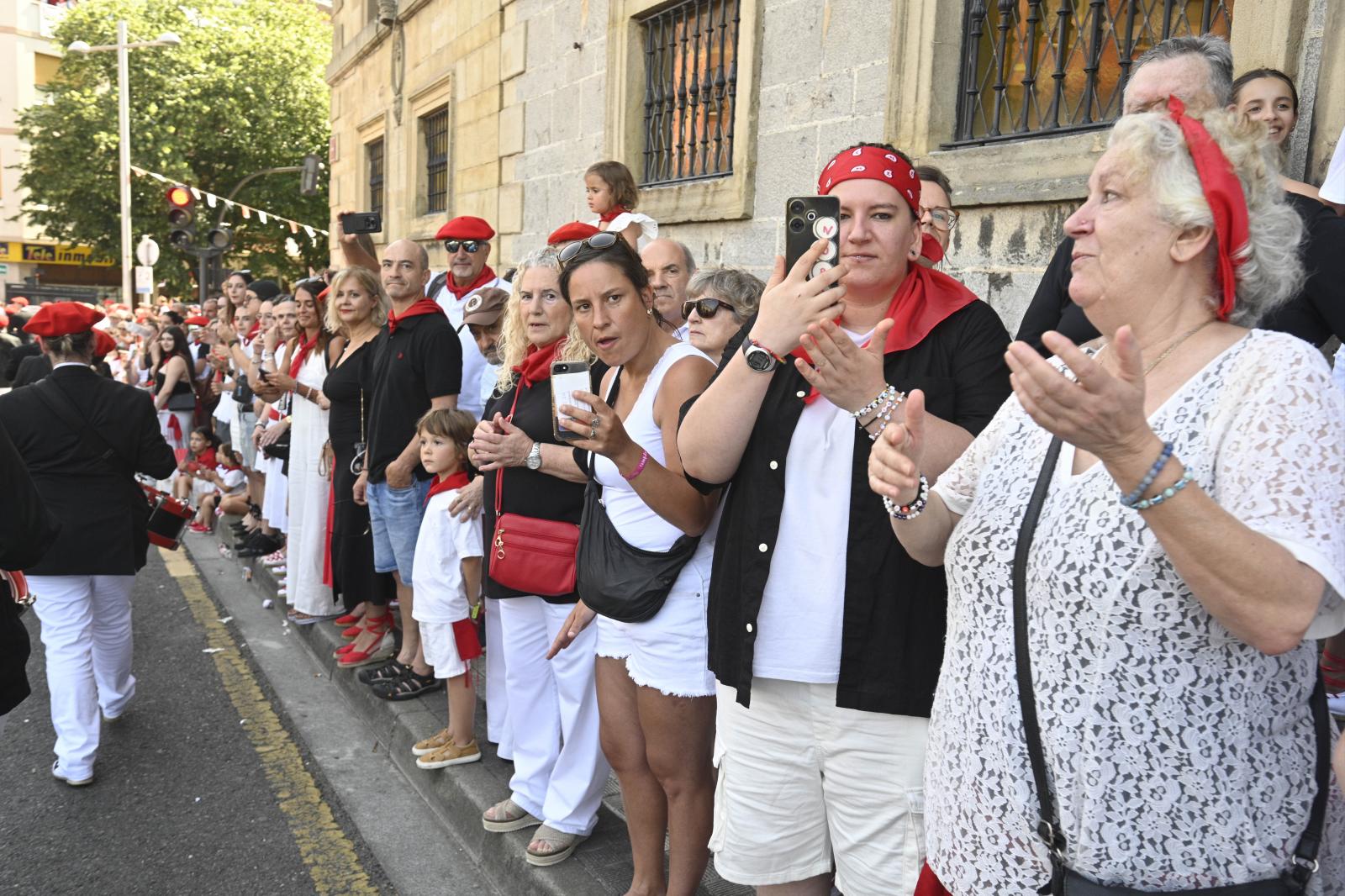 El Alarde público desfila bajo un intenso sol