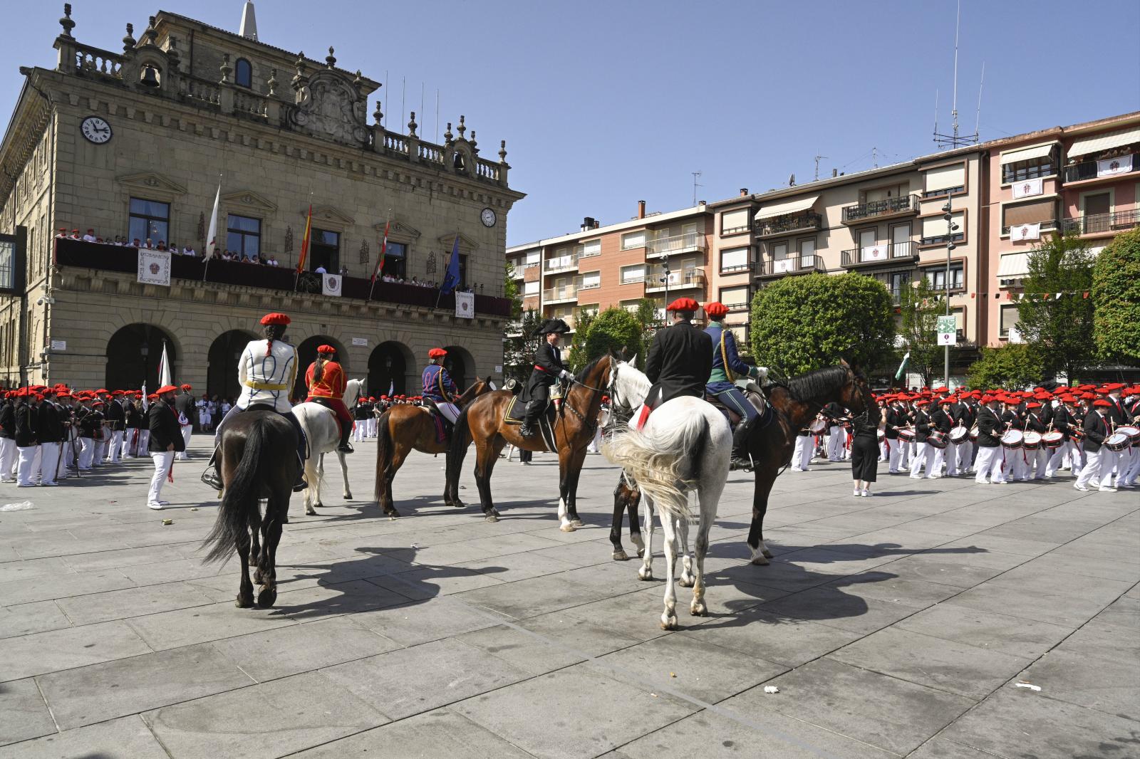 El Alarde público desfila bajo un intenso sol