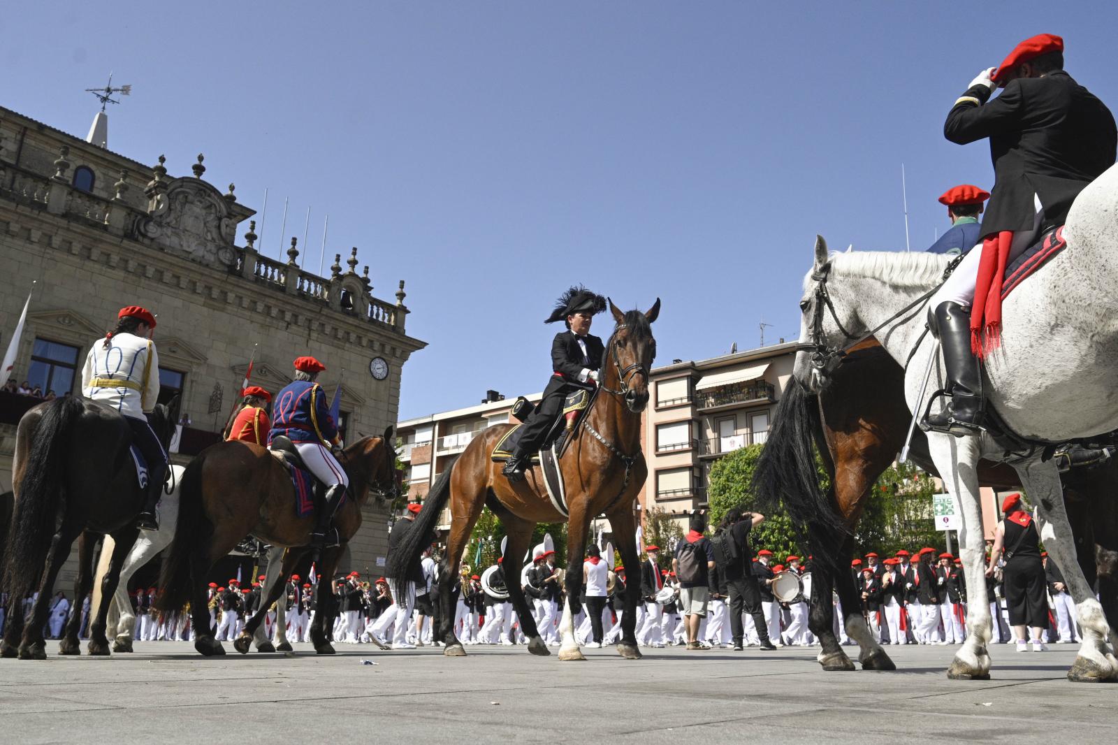 El Alarde público desfila bajo un intenso sol