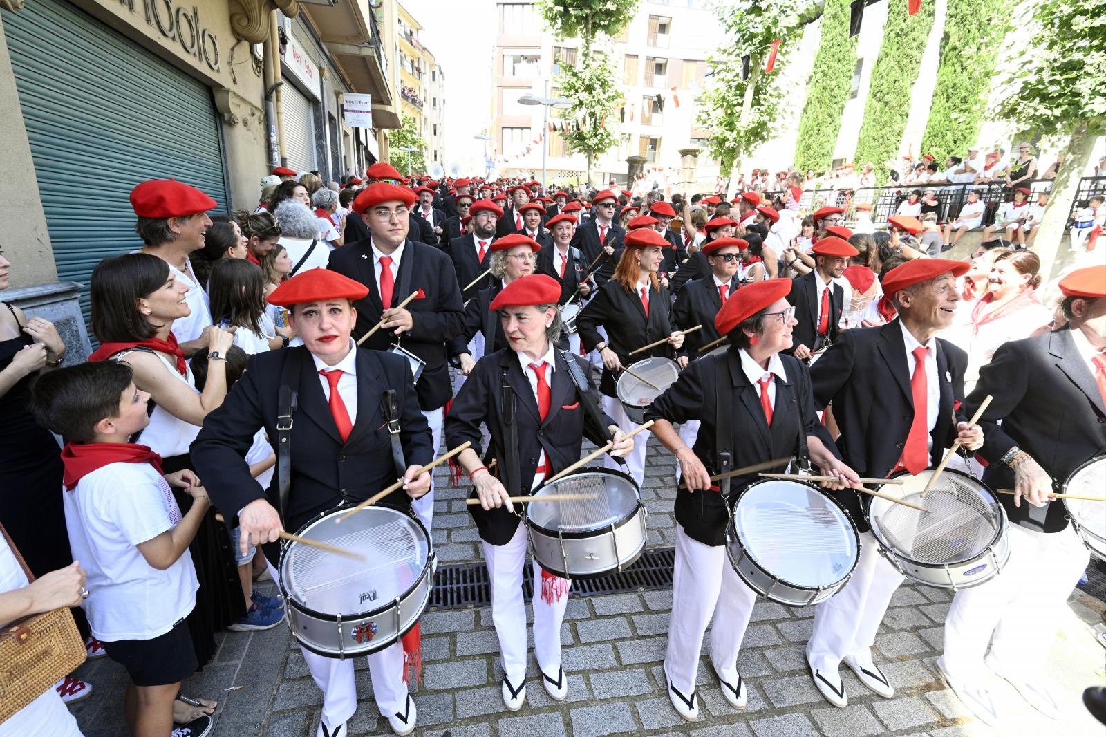 El Alarde público desfila bajo un intenso sol