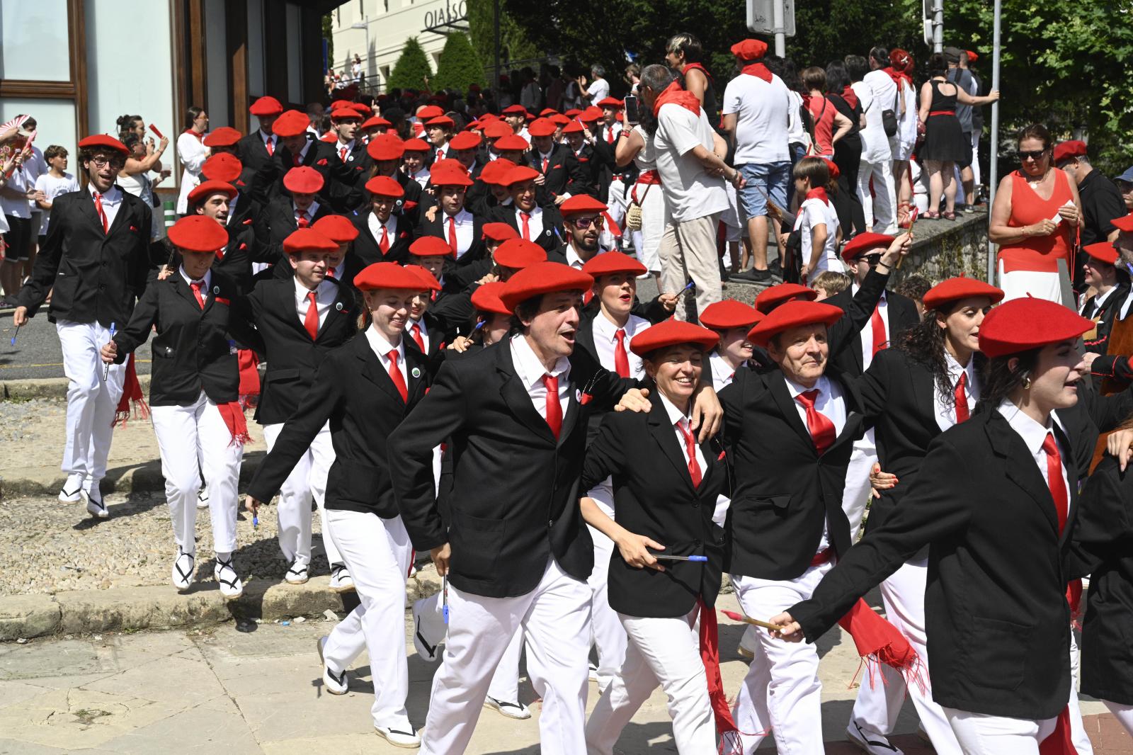 El Alarde público desfila bajo un intenso sol