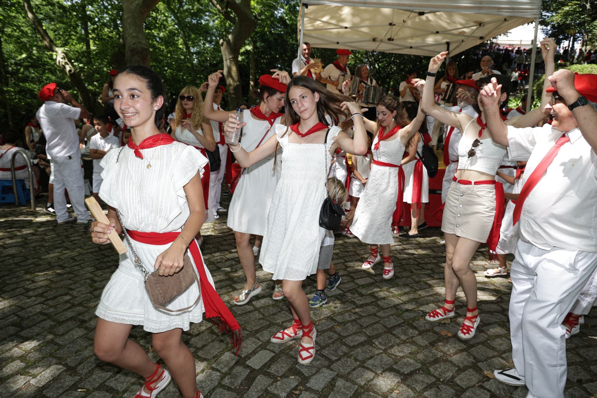 Danzas, cuadrillas y sidra en las campas de San Marcial