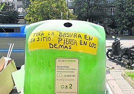 Una vecina de Amara denuncia: «Es un desmadre lo de los contenedores. Yo veo los de Amara, pero deduzco que es igual en el resto de la ciudad. Nunca están vacíos, no dan margen. Los vacían y vuelven a estar llenos desde la mañana. Además hay gente que no desmonta las cajas de cartón y las deja de cualquier manera fuera del contenedor. Hace falta más educación y más contenedores»