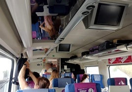 Imagen del interior de uno de los vagones del tren que se ha quedado parado a la salida de la estación de Burgos.