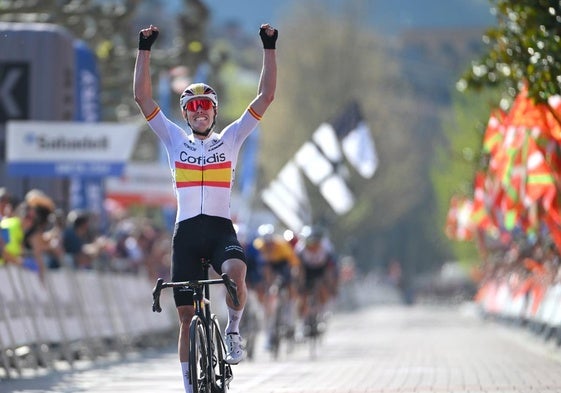 Alex Aranburu celebra su triunfo en la etapa de la Itzulia con meta en Beasain.