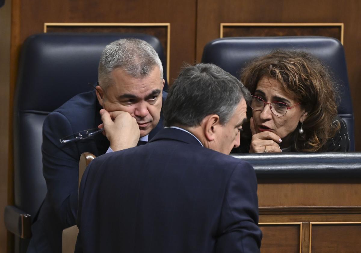 Aitor Esteban, de espaldas, junto a Santos Cerdán y María Jesús Montero.