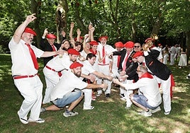 Una cuadrilla celebra el día de San Marcial en las campas.