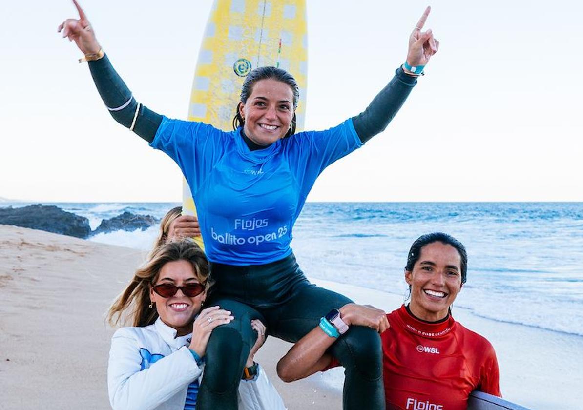 Annete es sacada del agua por su hermana Janire, de blanco.