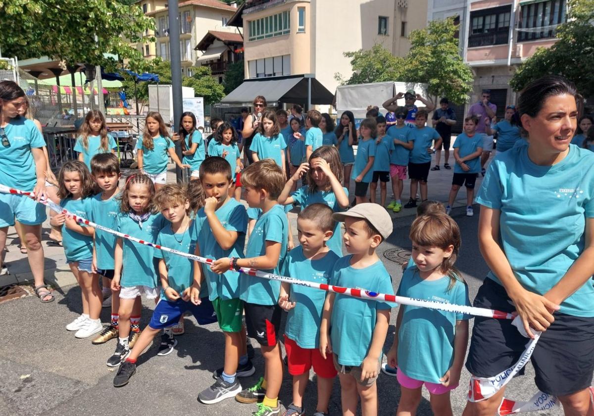 Los más txikis esperando el pistoletazo de salida de la carrera infantil a favor del buen trato a la infancia y la adolescencia.