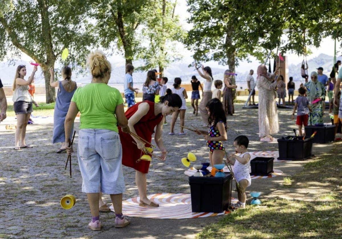 El taller infantil de circo que se llevó a cabo por primera vez en las fiestas de Idotorbe contó con una gran participación.