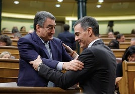 Aitor Esteban recibe la felicitación de Pedro Sánchez el día en que el primero anunció su despedida del Congreso.