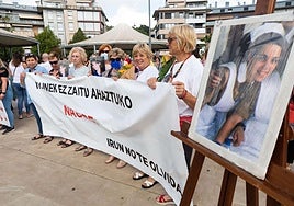 Concentración en Irun en recuerdo a Nagore Laffage con su madre, Asun Casasola, sujetando la pancarta.