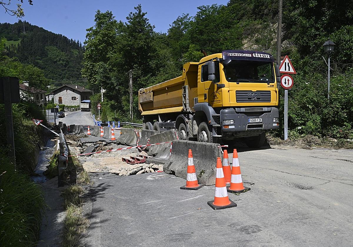 Desperfectos en la carretera de Altzo una semana después de las inundaciones, vía que la Diputación ha anunciado que ya está reparada.
