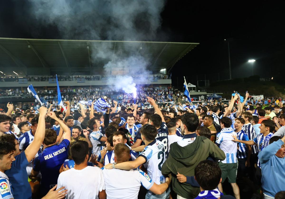 El Sanse-Nástic culminó con la invasión del campo por parte de centenares de seguidores para celebrar el ascenso junto a los jugadores.