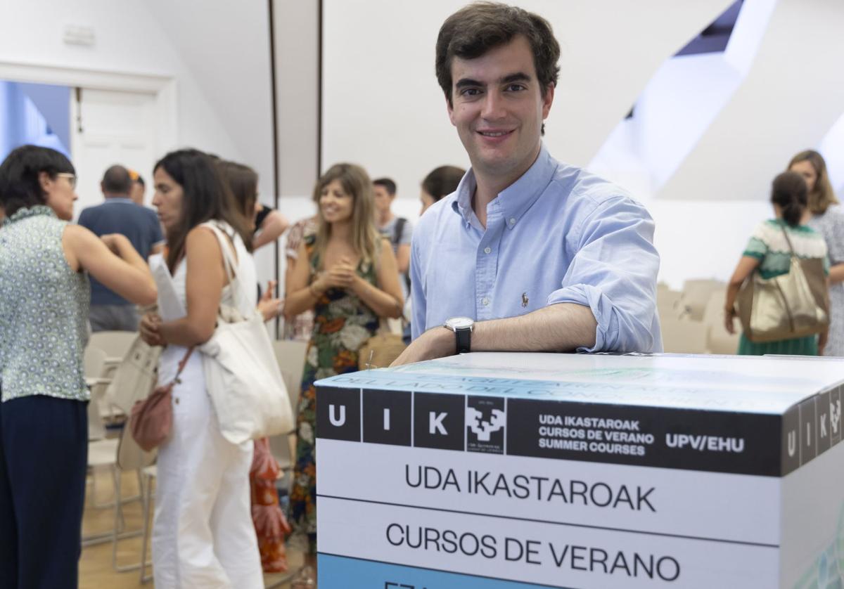 Iñigo de Noriega, en una de las salas del palacio Miramar de Donostia.