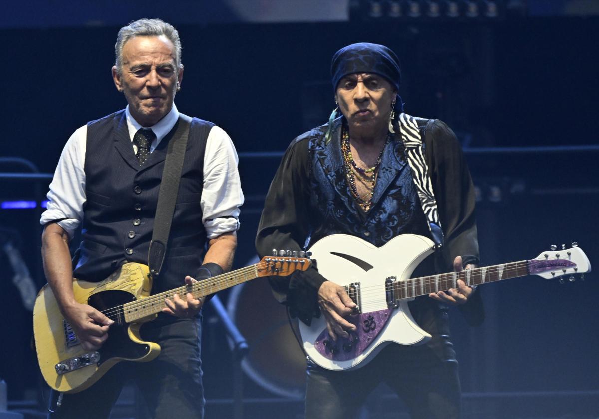 Stevie Van Zandt, junto a Bruce Springsteen, durante el concierto del lunes en Milán.