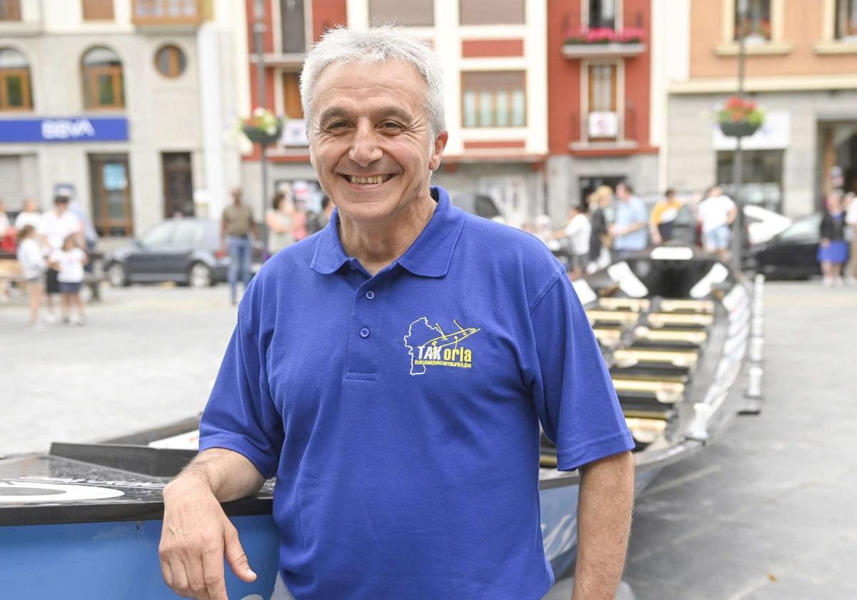 Ramón Erostarbe posa con la camiseta de la embarcación tolosarra.