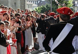 El público aplaude a una de las cantineras del Alarde tradicional mientras desciende la calle Escuelas.